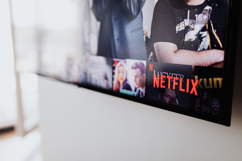 Cultura Pop — Selective focus of a Netflix screen on a smart TV in an indoor setting.